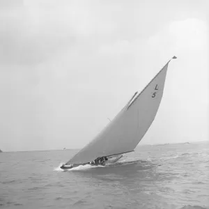 The 6 Metre Jonquil heeling on upwind leg, 1912. Creator: Kirk & Sons of Cowes