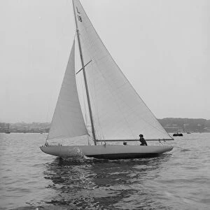 The 6 Metre Peterkin sailing upwind, 1914. Creator: Kirk & Sons of Cowes
