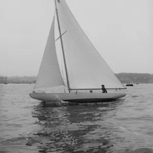 The 6 Metre Peterkin sailing upwind, 1914. Creator: Kirk & Sons of Cowes