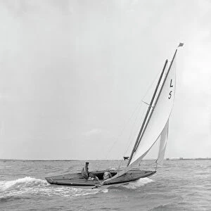 The 6 Metre Vanda sailing broad reach, 1913. Creator: Kirk & Sons of Cowes