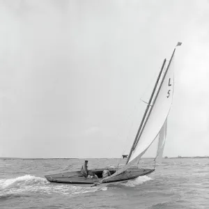 The 6 Metre Vanda sailing broad reach, 1913. Creator: Kirk & Sons of Cowes