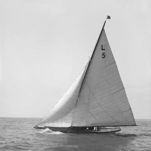 The 6 Metre Vanda sailing close-hauled, 1914. Creator: Kirk & Sons of Cowes