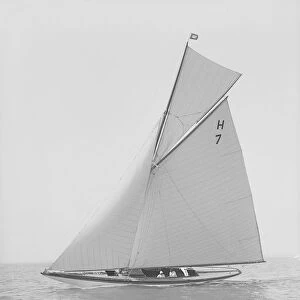 The 8 Metre Garraveen (H7), sailing close-hauled, 1914 Creator: Kirk & Sons of Cowes