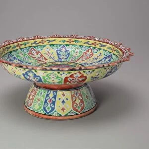 Bencharong (Five-Colored) Ware Stem Plate with Foliate Rim, 19th century