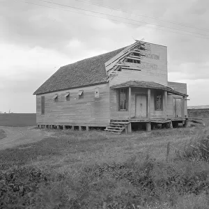 Commissary of the Gold Dust Plantation near Clarksdale, Mississippi, 1937. Creator: Dorothea Lange