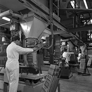 Filling bags of animal feed, Spillers Animal foods, Gainsborough, Lincolnshire, 1963