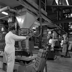 Filling bags of animal feed, Spillers Animal foods, Gainsborough, Lincolnshire, 1963