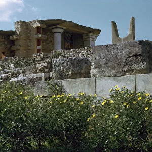 The horns of consecration and the procession corridor at Knossos, 18th century BC