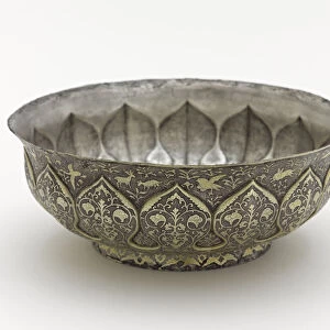 Lobed bowl with lotus petals, birds, animals... Early or mid-Tang dynasty