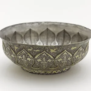 Lobed bowl with lotus petals, birds, animals... Early or mid-Tang dynasty