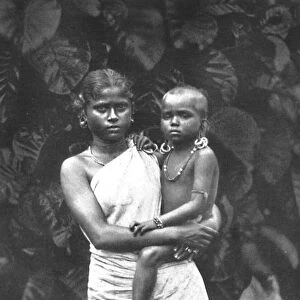 Tamulenfrau, die ihr Kind in der ublichen Weise af der Hufte tragt, 1926