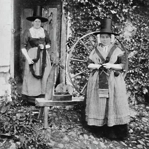 Welsh women with a spinning wheel, 1912