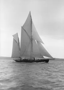 Wyndham Quin Prints: The 118 foot ketch Fidra, 1913. Creator: Kirk & Sons of Cowes
