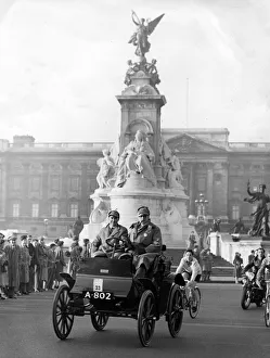 Buckingham Palace Gallery: 1902 Albion dog - cart on 1954 London to Brighton run, Ken Wharton. Creator: Unknown
