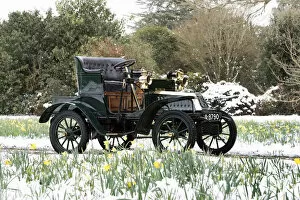Beaulieu Collection: 1904 De Dion Bouton model Q in snow with daffodils at Beaulieu. Creator: Unknown