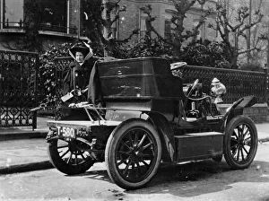 Veteran Car Prints: A 1904 De Dion car parked in a street, (c1904?)