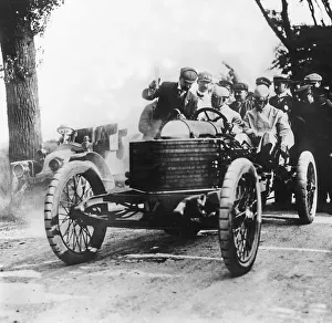 Darracq Gallery: 1905 Darracq 200hp V8, Algernon Lee Guinness. Creator: Unknown