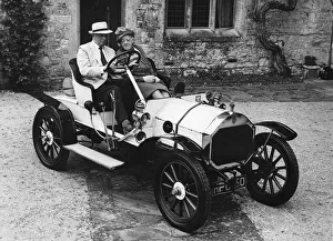 Edwardian Prints: 1909 Humber 8hp, Margaret Rutherford and her husband Stringer Davis. Creator: Unknown