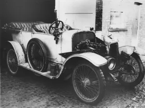 Accidents Prints: 1912 Stoneleigh 12hp with accident damage. Creator: Unknown