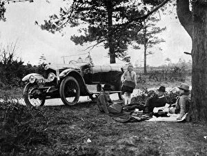 1920 Gallery: 1920 Crossley 25-30hp family picnic. Creator: Unknown