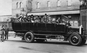 Charabanc Gallery: 1922 Daimler Y charabanc at Portslade. Creator: Unknown