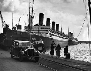 Cunard Gallery: 1935 Daimler Light 15 with the liner Aquitania at Southampton docks, Hampshire