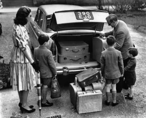 Luggage Prints: 1959 Morris Oxford Series V with family and luggage (courtesy B)