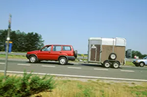 Towing Prints: 1997Ford Maverick towing horse box