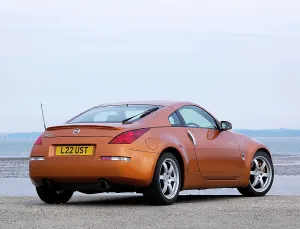 2 Seats Prints: 2004 Nissan 350Z