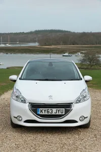 2014 Prints: 2014 Peugeot 208 Hdi