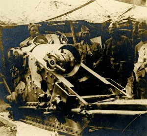 Field Gun Prints: 220 gun in its emplacement, c1914-c1918