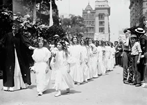 Bystanders Prints: 4th of July Parade, N.Y. 1911. Creator: Bain News Service