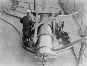 Cleaning Prints: 6 gun on NEW YORK, between c1910 and c1915. Creator: Bain News Service