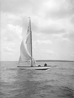 Gunter Rig Prints: The 6 Metre class Cynthia setting spinnaker, 1912. Creator: Kirk & Sons of Cowes