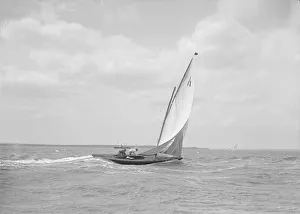 Gunter Rig Prints: The 6 Metre class Ejnar sailing downwind, 1911. Creator: Kirk & Sons of Cowes