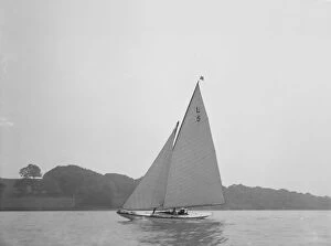 Bermuda Rig Collection: The 6 Metre Class Jonquil (L5) helmed by Capt R J Dixon. Creator: Kirk & Sons of Cowes