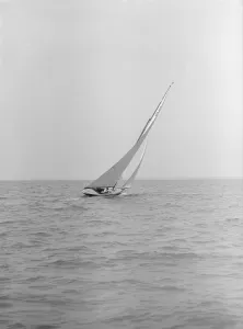 Gunter Rig Prints: The 6 Metre class Nurdug III sailing upwind, 1913. Creator: Kirk & Sons of Cowes