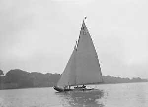 Bermuda Rig Collection: The 6 Metre Class Sioma (L19) helmed by A Maudsley Esq. Creator: Kirk & Sons of Cowes