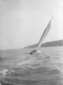 Bermuda Rig Prints: The 6-metre class Wamba II, 1913. Creator: Kirk & Sons of Cowes