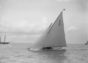 Gunter Rig Prints: The 6 Metre Jonquil sailing close-hauled, 1912. Creator: Kirk & Sons of Cowes
