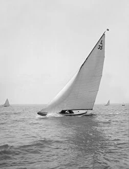 Bermuda Rig Collection: The 6-metre Lanka sailing close-hauled, 1914. Creator: Kirk & Sons of Cowes