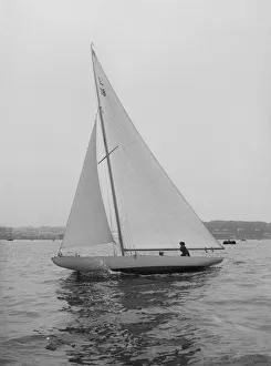 Bermuda Rig Prints: The 6 Metre Peterkin sailing upwind, 1914. Creator: Kirk & Sons of Cowes