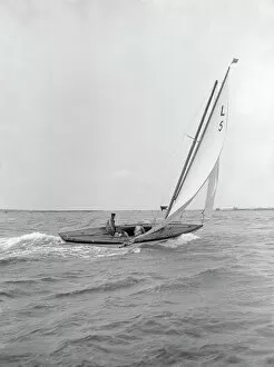 8 Metre Collection: The 6 Metre Vanda sailing broad reach, 1913. Creator: Kirk & Sons of Cowes