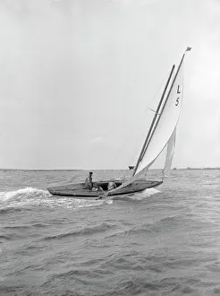 Sailboat Gallery: The 6 Metre Vanda sailing broad reach, 1913. Creator: Kirk & Sons of Cowes