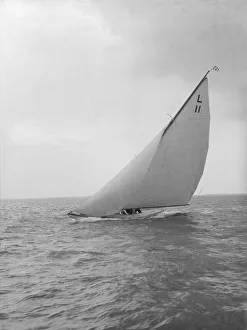 The 6 Metre Womba heeling hard upwind, 1914. Creator: Kirk & Sons of Cowes