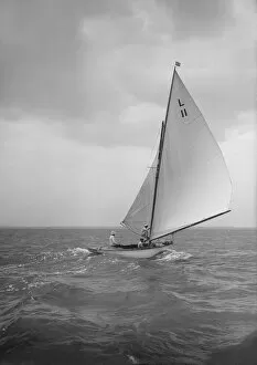 Yacht Collection: The 6 Metre Womba II running downwind, 1913. Creator: Kirk & Sons of Cowes