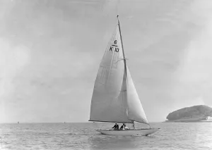 Sloop Prints: The 6 Metre yacht Polly (K10) sailing upwind, 1921. Creator: Kirk & Sons of Cowes