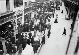 6th Avenue Prints: 6th Ave. Xmas shoppers [New York], 1910. Creator: Bain News Service