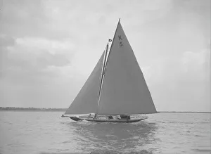 Gunter Rig Prints: The 7 Metre class Endrick, 1912. Creator: Kirk & Sons of Cowes