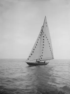 Bermuda Rig Prints: The 7 Metre sailing yacht Pinaster (K8) with prize flags, 1912